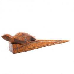 Cale-porte tortue en bois sculpté artisanalement