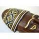 Masque Africain en bois 30cm motif fumeur de pipe