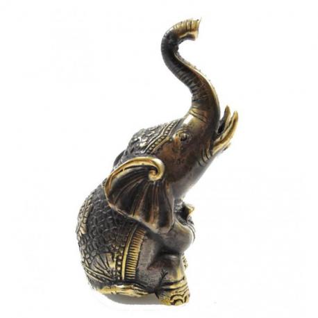 Statuette éléphant assis trompe en l'air en laiton. Porte-bonheur Feng Shui.