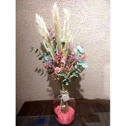 Vouvray - Bouquet de fleurs séchées avec vase.
