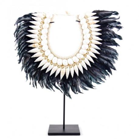 Collier décoratif Bohème en plumes noires et coquillages 40cm et son socle